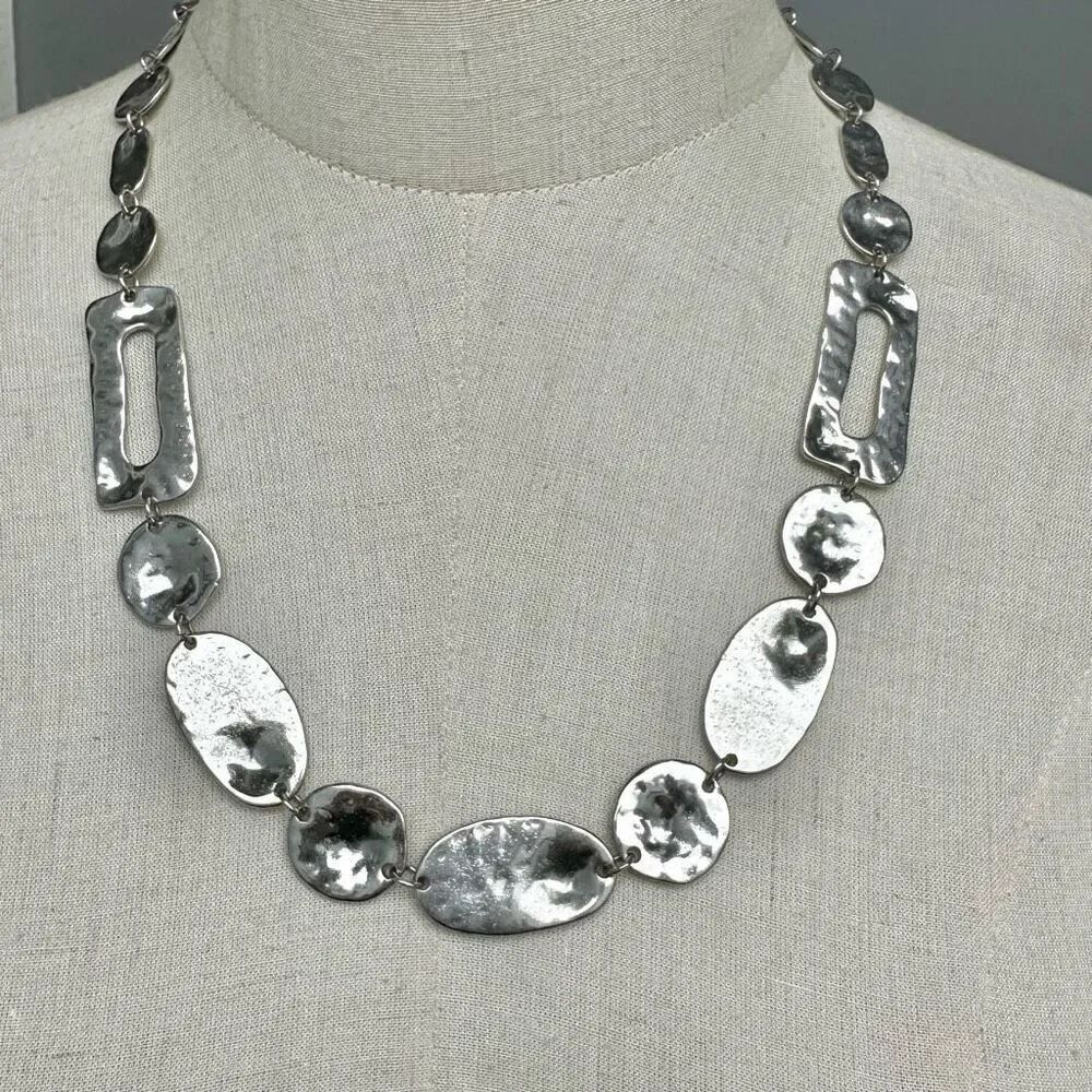 Silver tone hammered statementโnecklace